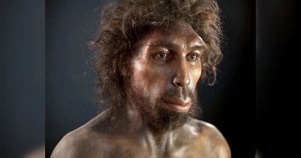 आदमी की खोपड़ी में सुप पीने वाला आदमी कौन है 