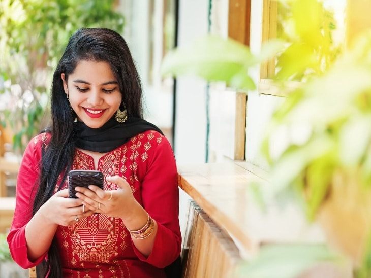 राजस्थान में शादीशुदा और कुमारी लड़कियों पर मोबाइल लेने पर जुर्माना क्यों लगाया जा रहा है 4 राजस्थान में शादीशुदा और कुमारी लड़कियों पर मोबाइल लेने पर जुर्माना क्यों लगाया जा रहा है राजस्थान में लड़कियों पर मोबाइल लेने पर जुर्माना