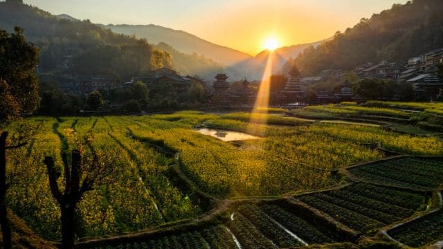 धरती में सूर्य सबसे पहले कहां पर