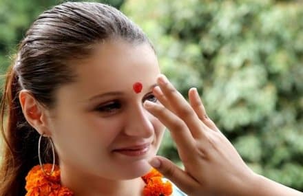 तिलक लगाते समय हाथ को पीछे क्यूँ 