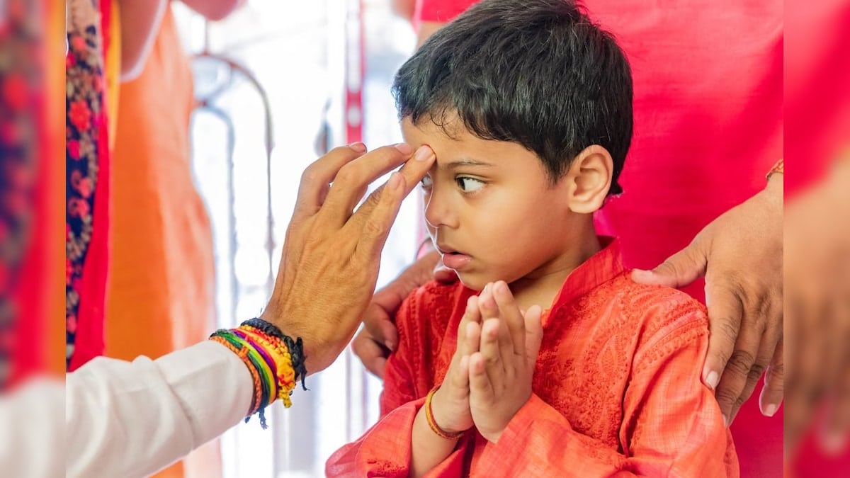 तिलक लगाते समय हाथ को पीछे क्यूँ रखते हैं 