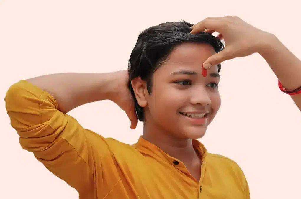 image search 1764727167920 तिलक लगाते समय हाथ को पीछे क्यों रखते हैं जानिए यहां पर धार्मिक और वैज्ञानिक कारण क्या है