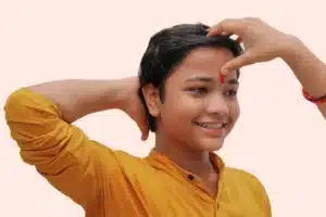 image search 1764727167920 तिलक लगाते समय हाथ को पीछे क्यों रखते हैं जानिए यहां पर धार्मिक और वैज्ञानिक कारण क्या है