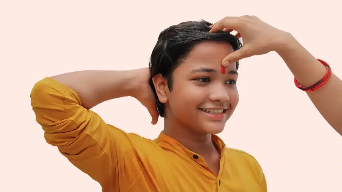 image search 1764727167920 तिलक लगाते समय हाथ को पीछे क्यों रखते हैं जानिए यहां पर धार्मिक और वैज्ञानिक कारण क्या है